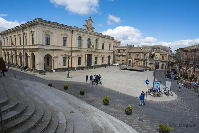 Municipio - Piazza del Popolo (ph.L.Fargione)